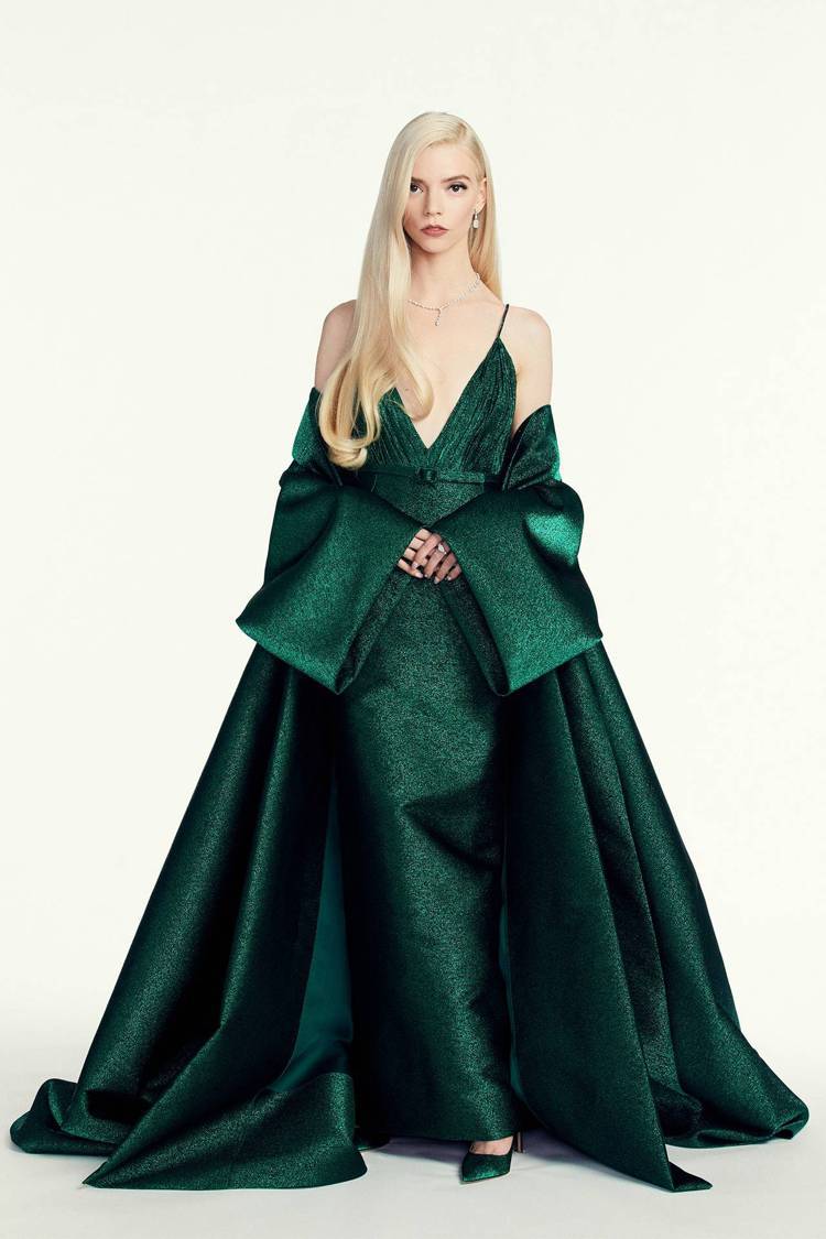 安雅泰勒喬伊穿Dior的綠色禮服展現古典隆重的姿態，展現宛如好萊塢黃金年代的時代氛圍。圖／Dior提供