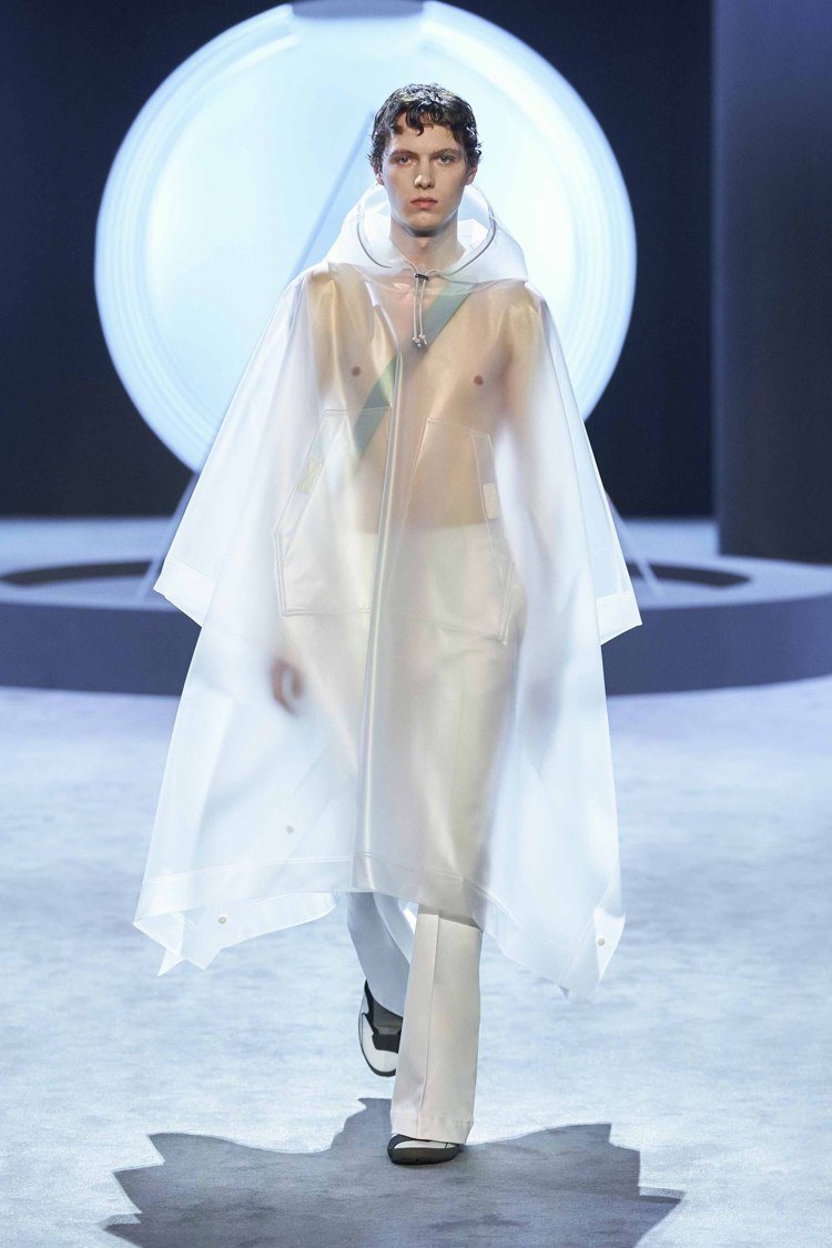 透視感的長袍、長褲等也充滿了未來感。圖／Salvatore Ferragamo提供
