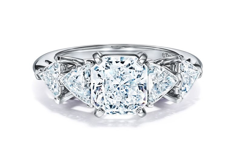 好萊塢女星安雅泰勒喬伊配戴Tiffany高級珠寶鉑金鑽石戒指。圖／Tiffany...