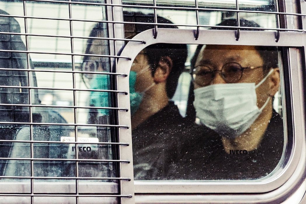 圖為3月1日，戴耀廷乘坐警車抵達西九龍裁判法院，進行聽證。 圖／路透社