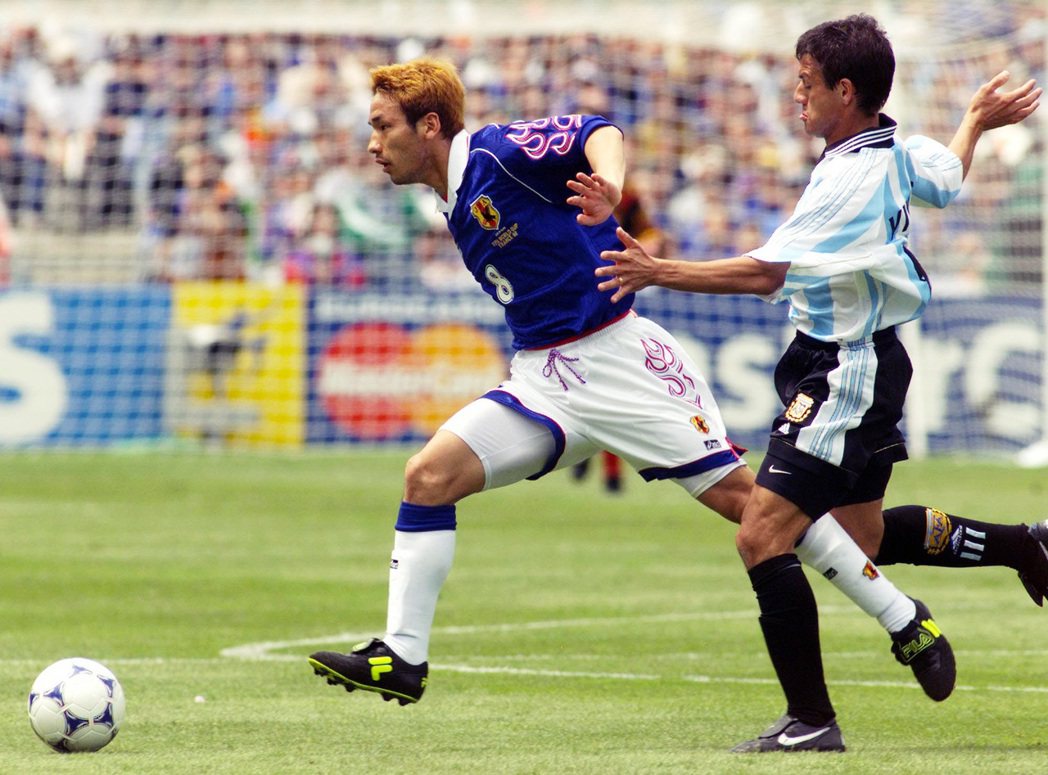 1977年出生的中田英壽，從小開始的足球生涯幾乎就是大空翼的翻版。圖為1998年...
