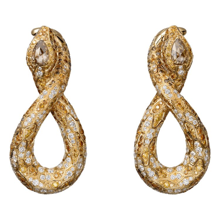 莉莉柯林斯配戴卡地亞的頂級珠寶Serpendor耳環，黃K金鑲嵌褐鑽、橙色鑽石、鑽石。圖／卡地亞提供