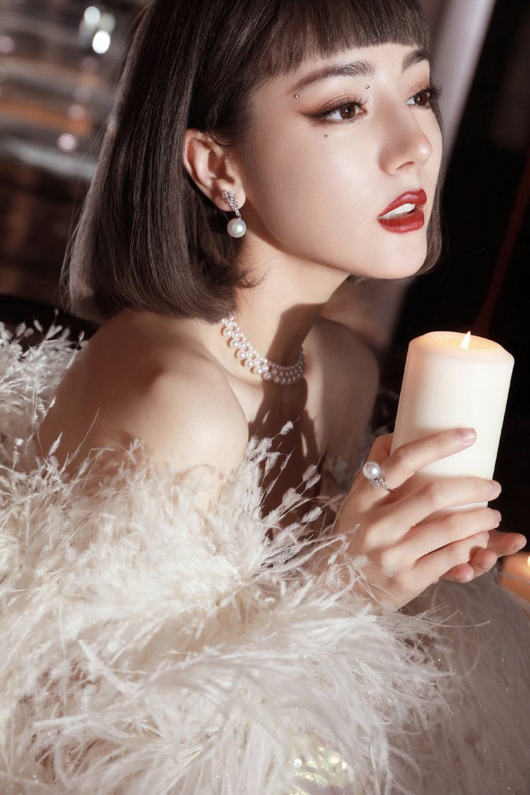 MIKIMOTO亞洲代言人迪麗熱巴配戴珍珠鑽石珠寶出席2020的微博之夜紅毯。圖...