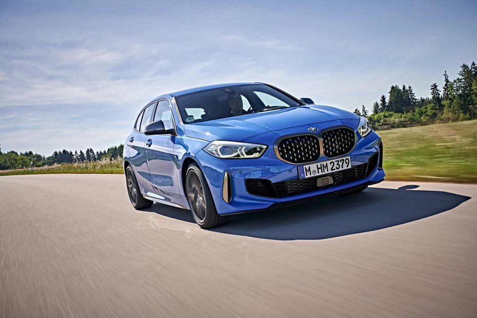 正2021年式全新BMW 1系列不僅提供iDrive 7.0全數位虛擬座艙、iPhone手機數位鑰匙、智慧語音助理2.0與無線智慧型手機整合系統，更將主動式車距定速控制系統與手機無線充電裝置列為全車系標準配備。 圖／汎德提供