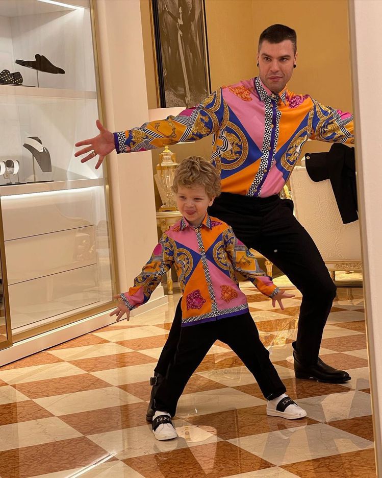 Chiara Ferragni老公Fedez和兒子Leo穿Versace設計師Donatella Versace打造的《聖雷莫音樂節》穿搭。圖／摘自IG
