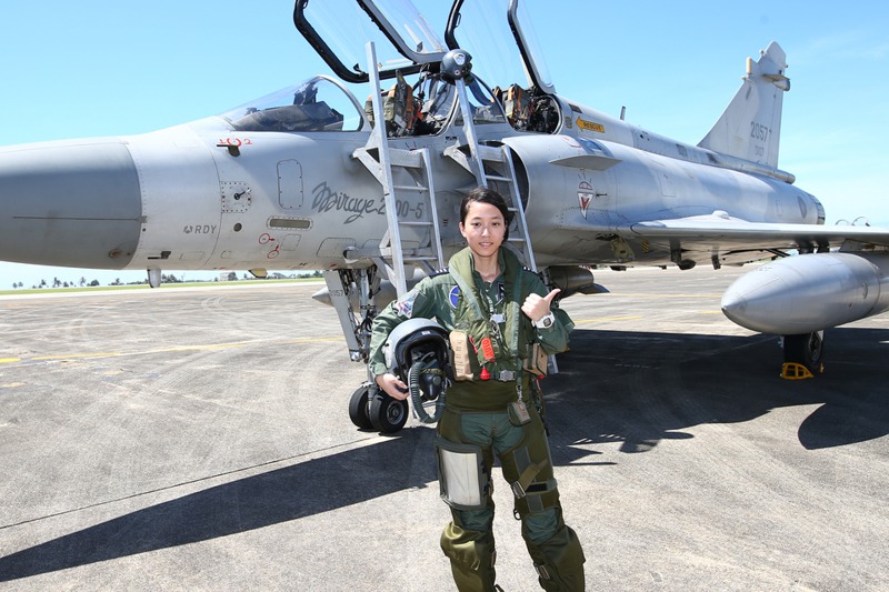首位幻象2000戰機女飛行員上尉蔣青樺當年與戰機合影。圖／聯合報系資料照片