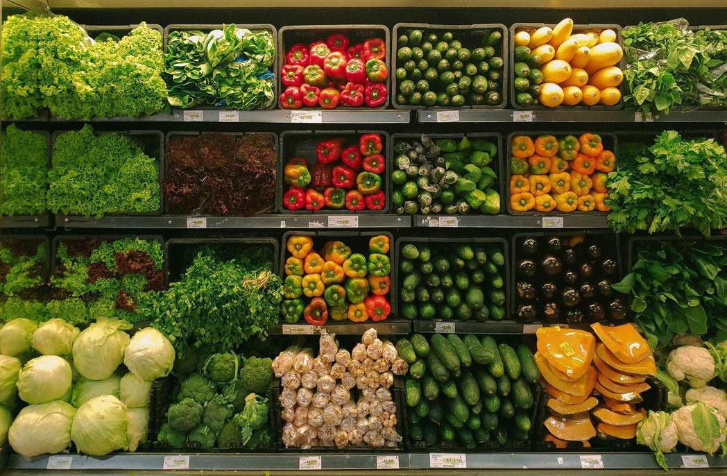 環團認為超市賣場應該裸賣，但農民認為，可以減少包裝，不能不包裝，否則蔬果耗損加大...