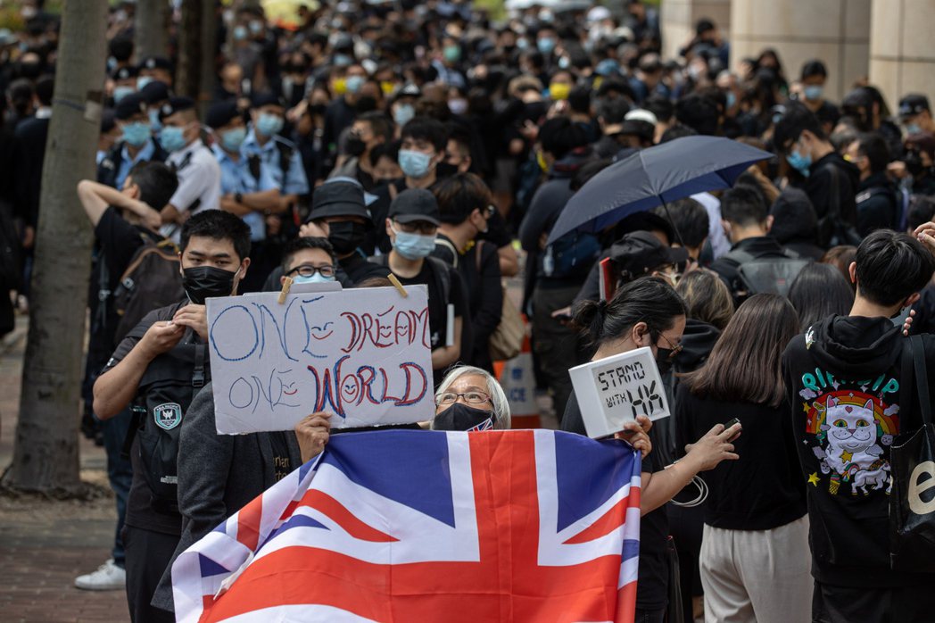 3月1日，支持者在香港西九龍裁判法院外排隊等候旁聽。 圖／歐新社