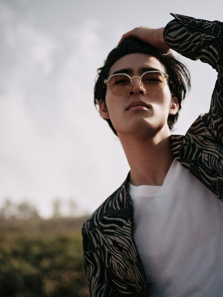人氣男星陳昊森成為JINS首位品牌年度大使，並演繹新款Switch系列眼鏡。圖／JINS提供