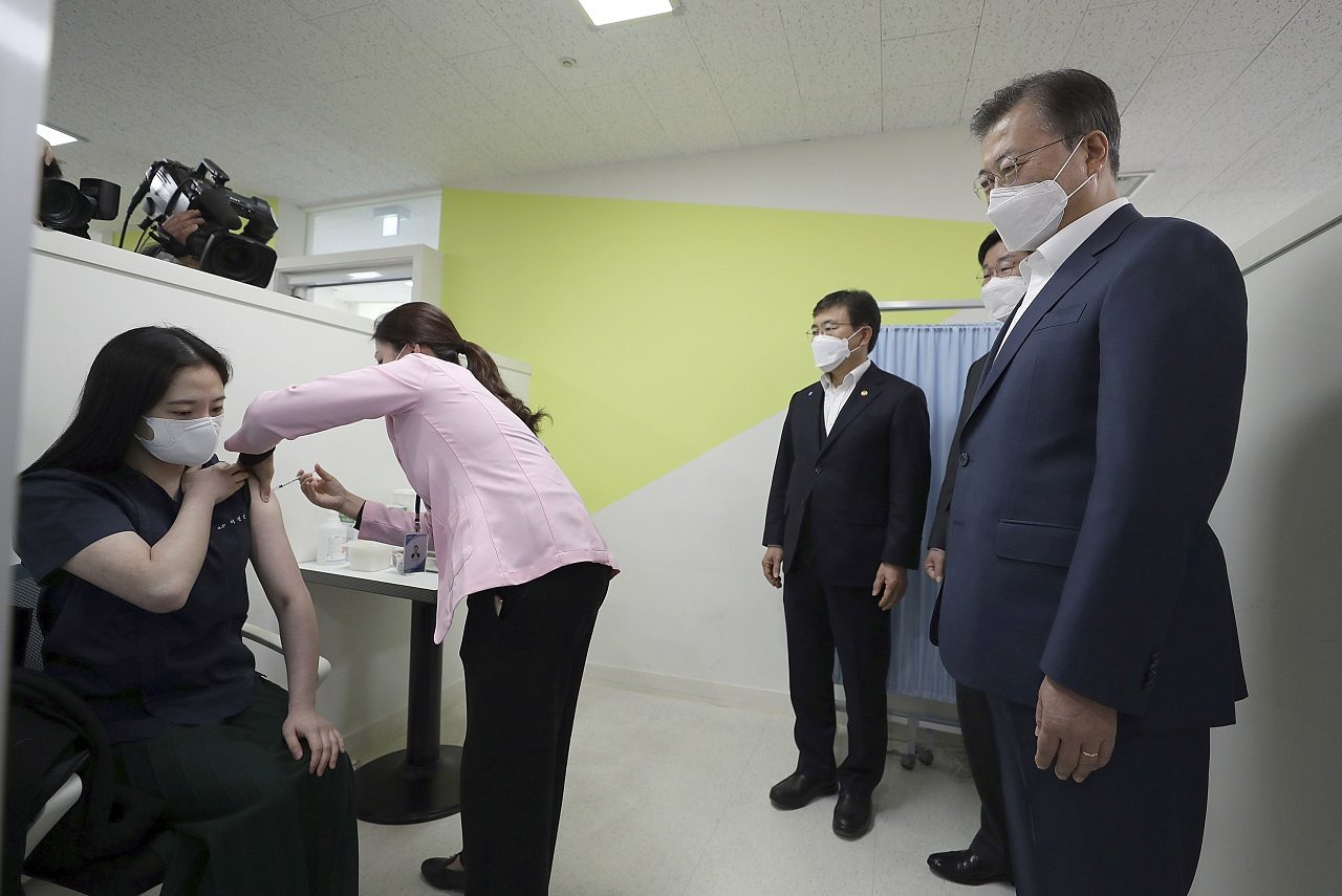 南韓總統文在寅2月26日在首爾視察一位醫師施打AZ疫苗。美聯社