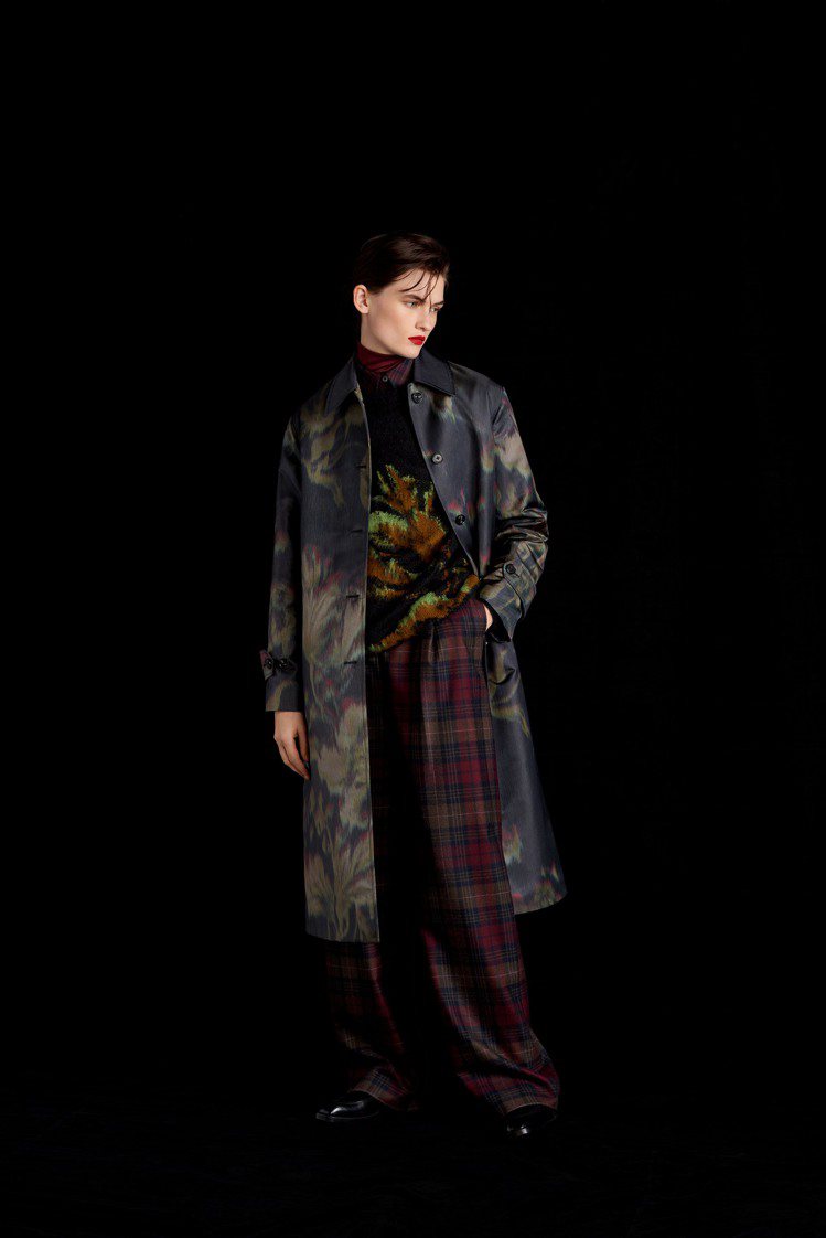 Paul Smith 2021秋冬女裝系列，透過更修長的整體輪廓、融入在家工作(WFH)的世界趨勢，打造出帶著復古風情又兼顧舒適度的嶄新服飾。圖／Paul Smith提供
