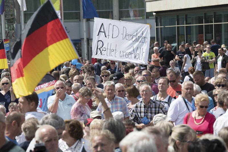 德國另類選擇黨2019年在科特布斯市參選，支持者舉著標語「另類選擇黨民主人士：救救我們的國家！」美聯社