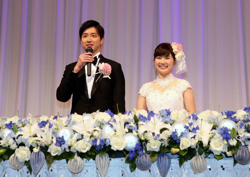 前日本桌球名將福原愛（右）與台灣桌球好手江宏傑（左）傳婚變，圖為2017年的婚禮記者會。路透