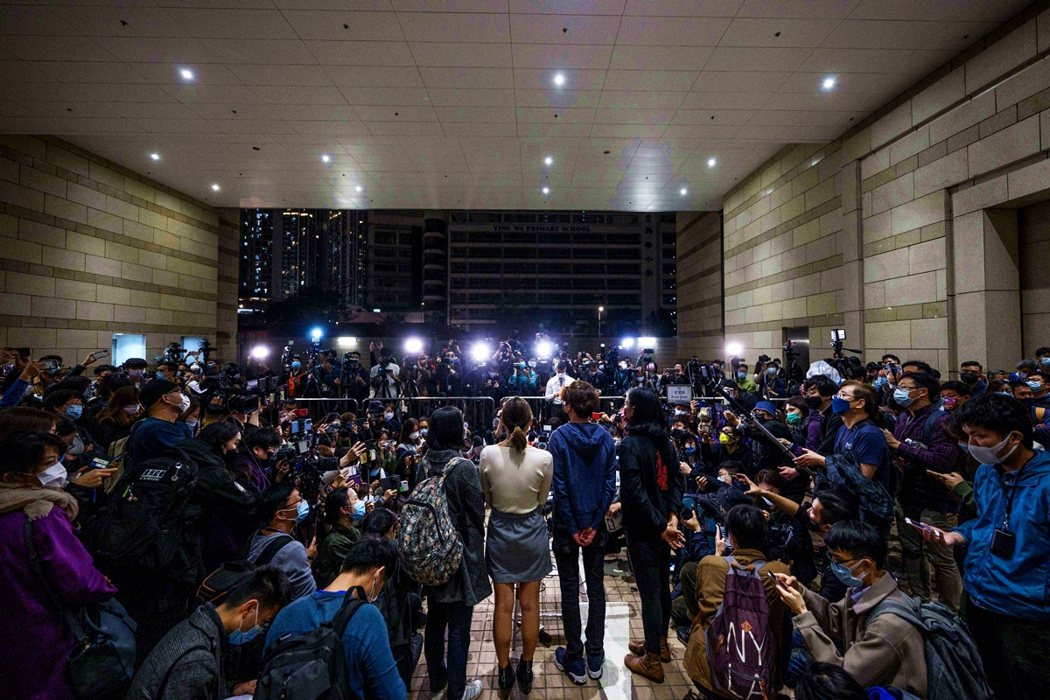 3月4日晚間，支持者在香港西九龍法院外接受採訪。 圖／法新社
