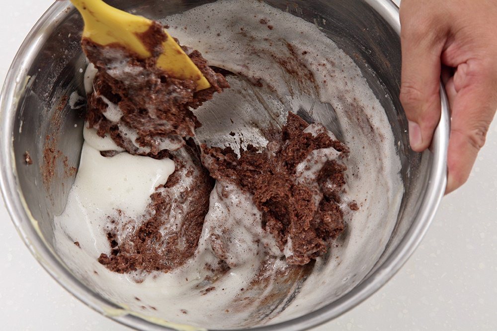 無麵粉巧克力杏仁蛋糕材料，可做六吋蛋糕一個。 圖／上優文化 提供