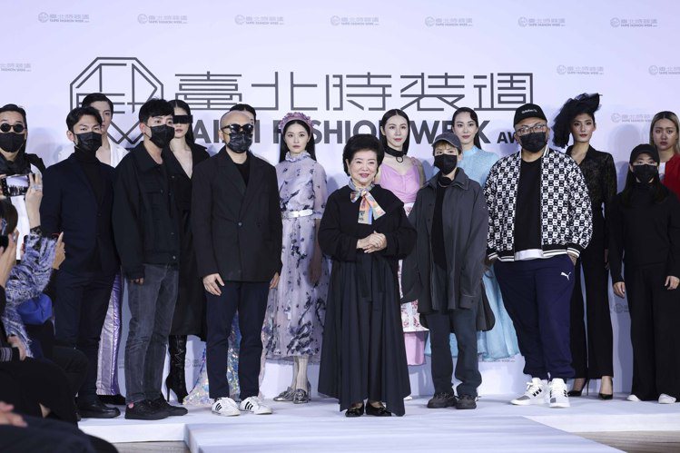 金馬影后陳淑芳及參與的台灣設計師們出席台北時裝周展前記者發表會。記者王聰賢／攝影
