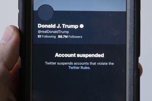 美國前總統川普涉嫌煽動支持者在今年1月6日襲擊國會後，推特永久停用川普帳戶。 歐新社