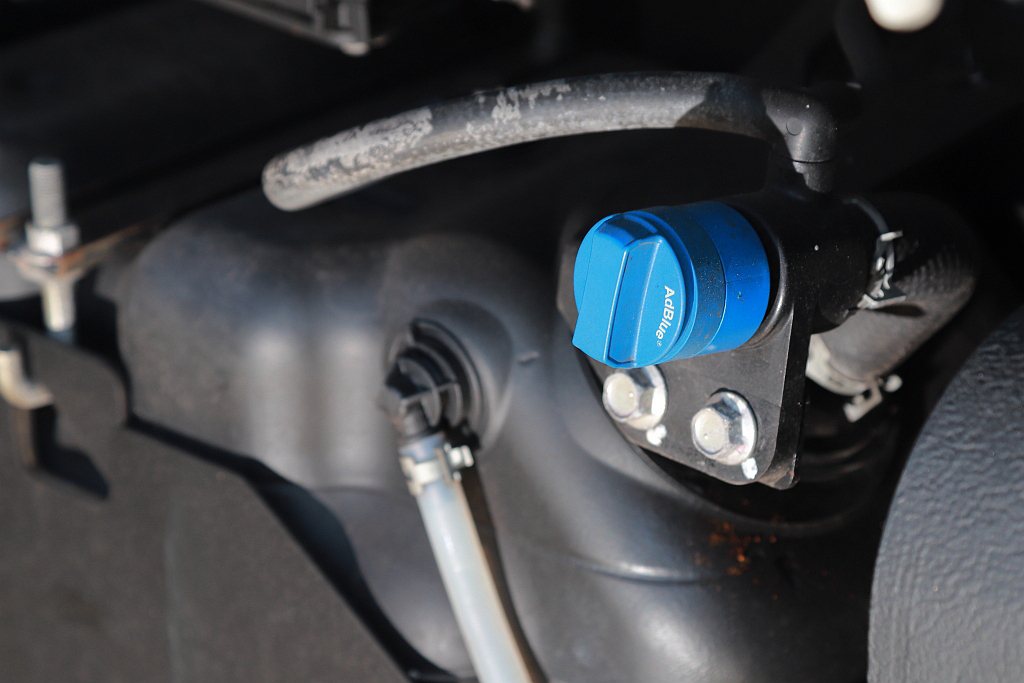 Hino 200系列引擎符合六期環保規範並必須添加尿素。 記者張振群／攝影