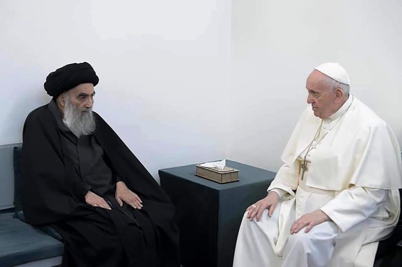 教宗方濟各（右）6日前往伊拉克南部聖城納加夫，會晤什葉派最高階宗教學者、高齡90歲的精神領袖希斯塔尼。美聯社