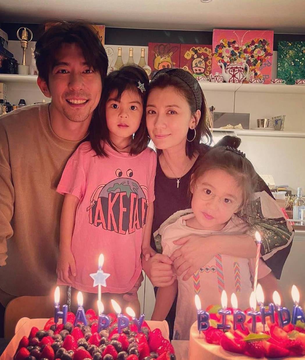 修杰楷(左)與家人共度生日。圖／摘自臉書