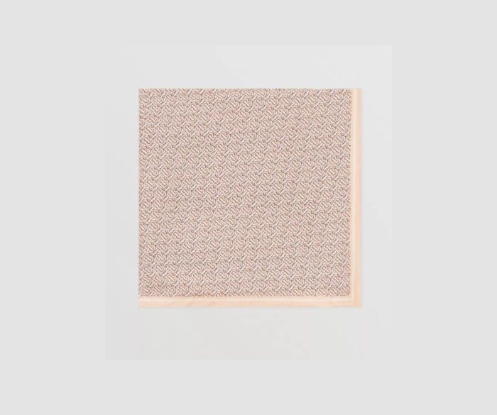 BURBERRY專屬標誌印花絲質口袋方巾/5,100元
。圖/微新聞提供 source:翻攝BURBERRY官網
