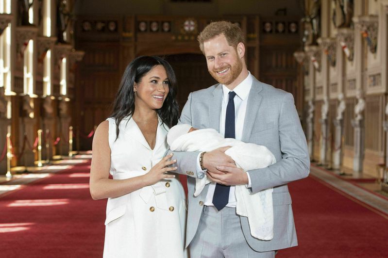 英国哈利王子和妻子梅根接受名节目主持人欧普拉的专访，两人透露，他们的第二个孩子是女孩。图为哈利与梅根2019年5月抱着刚出生的亚契亮相。美联社(photo:UDN)