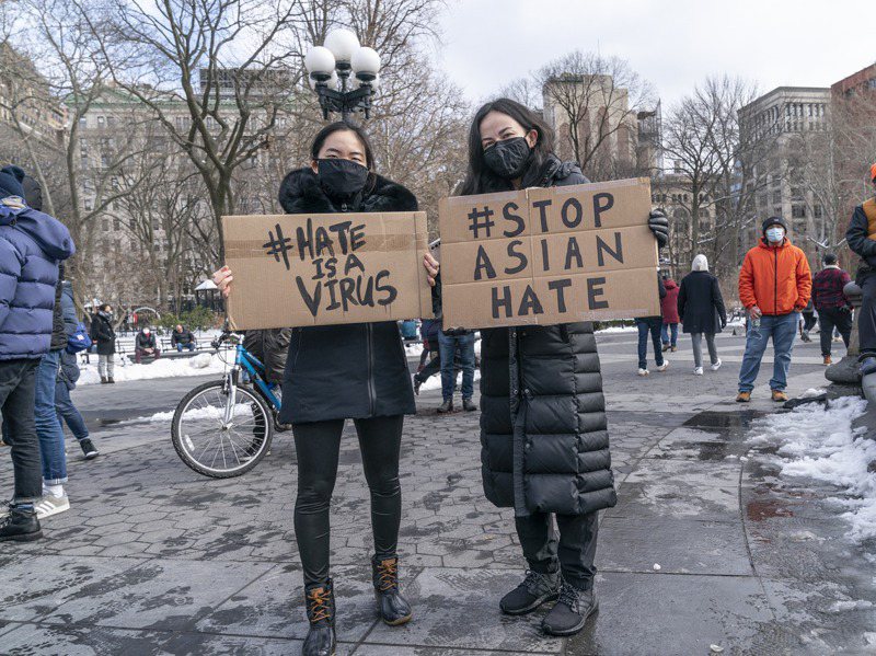 數百位民眾今年二月上街，訴求停止仇恨亞裔。路透