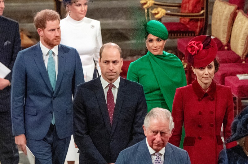 哈利（左）與梅根（綠衣者）去年3月9日出席西敏寺的國協日禮拜。這是兩人最後一次出席王室公開活動。路透