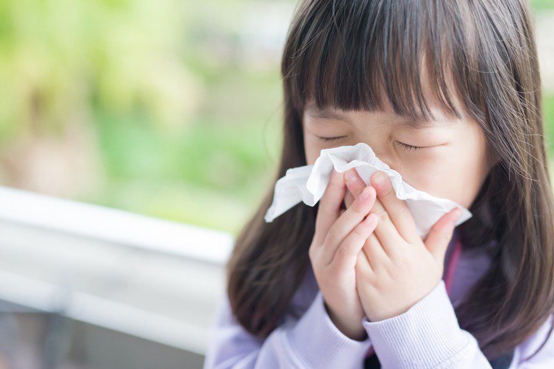 孩童長期鼻塞未癒、呼吸不順，改用「口」呼吸，經檢查，確診慢性腺樣體肥大過敏性鼻炎。圖／123RF