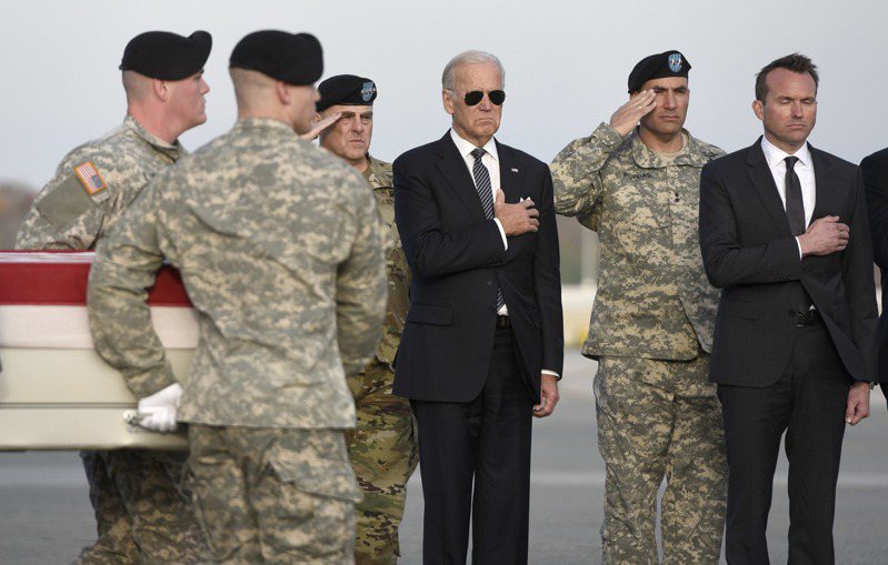 2016年，时任美国副总统的拜登（中）在德拉瓦州多佛空军基地迎接阿富汗阵亡美军遗体回国。（美联社）(photo:UDN)