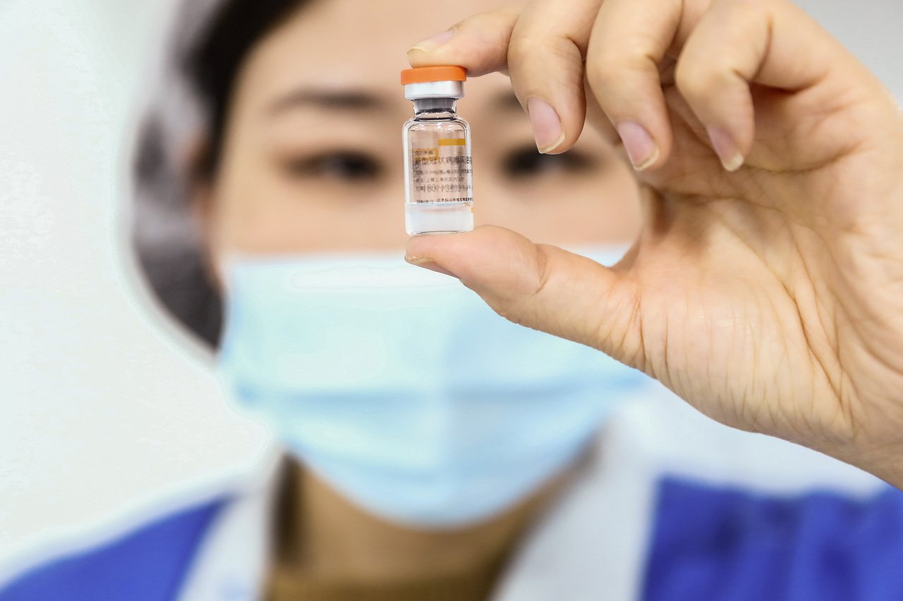 科興中維的工作人員在包裝車間展示西林瓶包裝新冠病毒滅活疫苗。
