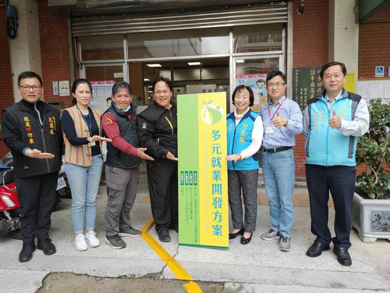 竹東鎮公所原民服務窗口揭牌，讓原民朋友洽公更為安心。圖／竹東鎮公所提供