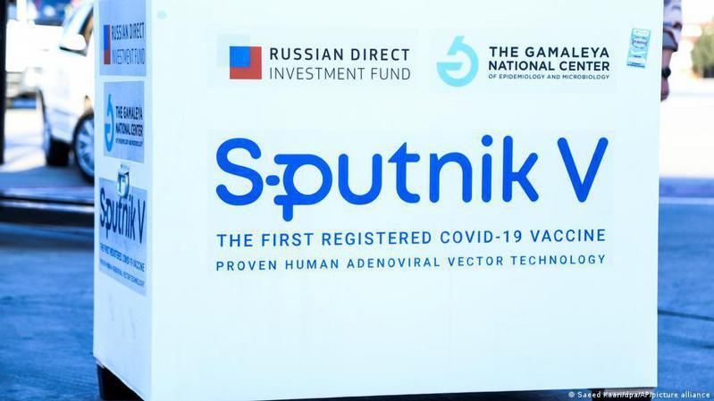 歐盟委員會主席馮德萊恩2月底曾提出疑問說，為什麼俄羅斯向其它國家提供數百萬計衛星五號（Sputnik V）疫苗，在本國的疫苗施打卻進展緩慢。圖／德國之聲中文網