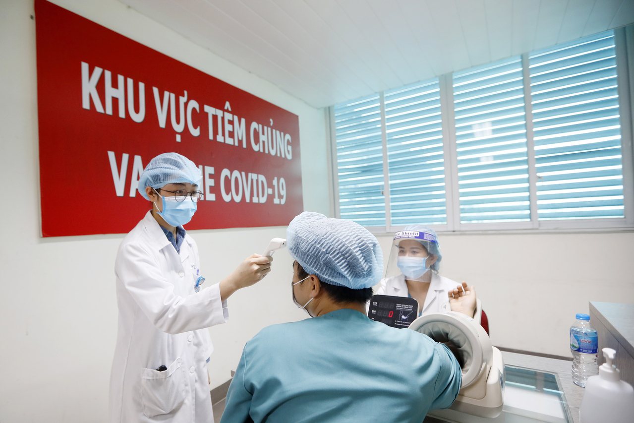 越南8日陸續啟動COVID-19疫苗接種，越南媒體報導，截至9日下午共522名接種AZ疫苗的人員中，有5人出現比較嚴重的副作用，他們正在醫院接受治療，目前狀況穩定。