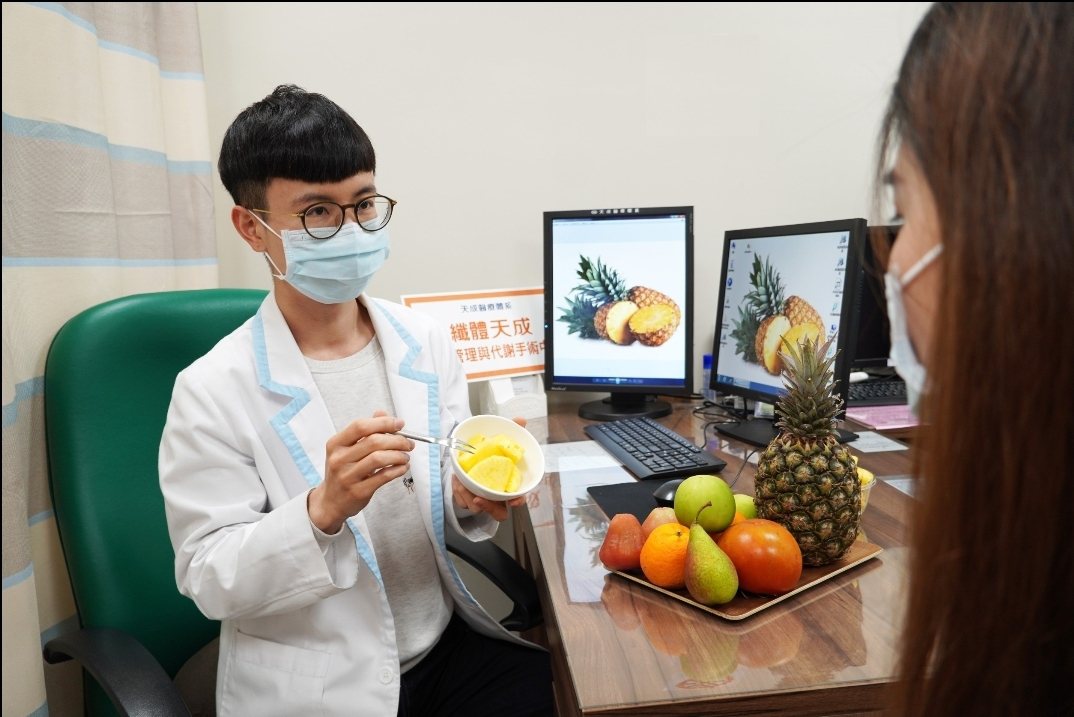 天晟醫院營養師梁嘉麟提醒，民眾吃鳳梨要適量，否則可能造成反效果。圖／天晟醫院提供