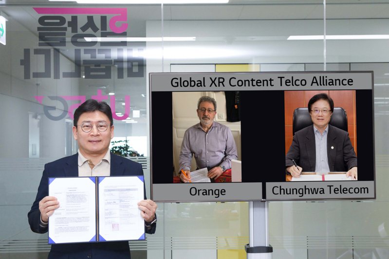中華電信宣布加入「全球XR內容電信聯盟」，右一為中華電信行動通信分公司總經理簡志誠，左一韓國lg u+ 5G事業群副總裁yoonho cho。中華電信／提供