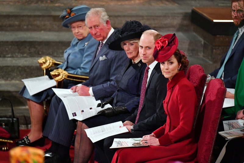 據說女王的父親喬治六世曾宣稱，王室不是一個家族，「我們是一家公司」。圖為女王伊麗莎白二世（左）9日率家族成員，在倫敦西敏寺參加國協日慶典。路透
