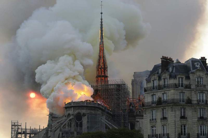 巴黎聖母院2019年發生大火，光是重造塔尖就需千棵百年老樹。法新社
