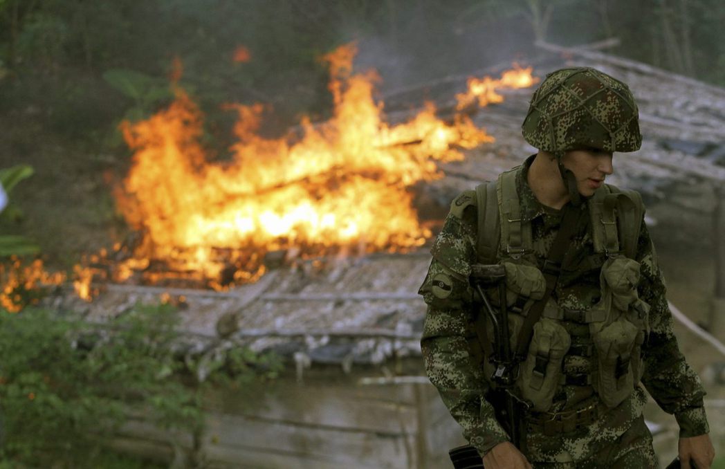 圖為2014年哥倫比亞軍隊在當地剷除古柯植物的行動後將其燒毀。 圖／路透社 