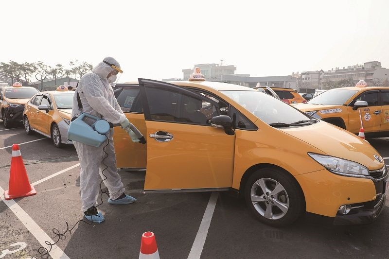 市府加強計程車消毒，提升運輸防疫能量。