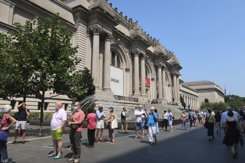 大都會藝術博物館因疫情關閉近半年後，已在去年8月重新向一般民眾開放，圖為去年8月27日該博物館主館附近民眾。美聯社
