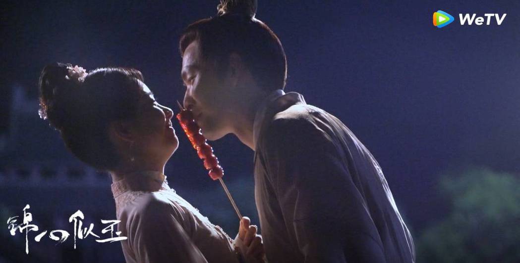 鍾漢良(右)、譚松韻上演「糖葫蘆吻」。圖／WeTV海外站提供