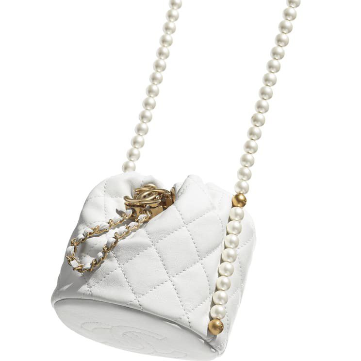 皮革菱格紋珍珠鍊帶迷你束口包，10萬4,500元。圖／摘自官網