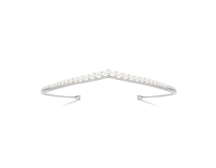 Joséphine Aigrette 18K白金頭飾，鑲嵌日本Akoya珍珠和鋪鑲明亮式切割鑽石，141萬5,000元。圖／CHAUMET提供