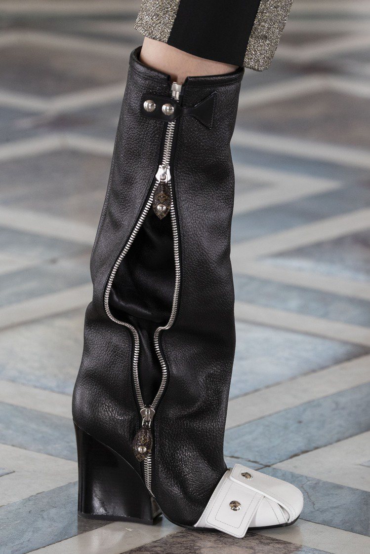 路易威登秋冬女裝的靴款相當帥氣有個性。圖／LV提供