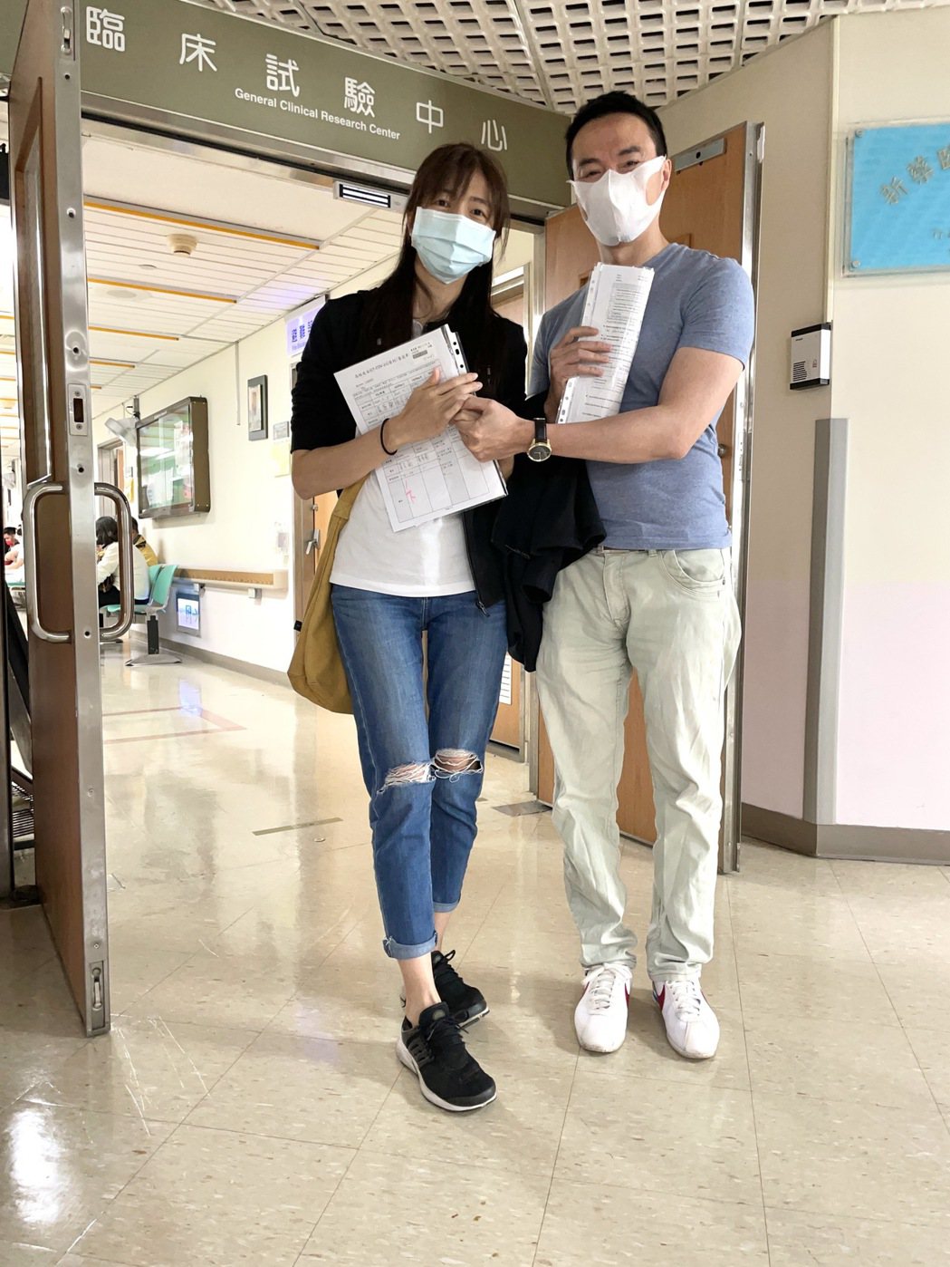 吳鈴山和老婆黃崇蘭到醫院打疫苗。圖／吳鈴山提供