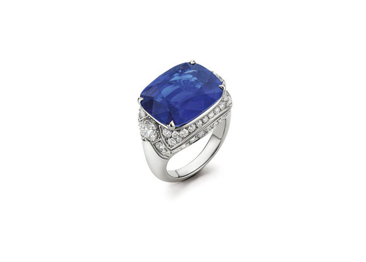 BVLGARI BAROCKO系列頂級藍寶石與鑽石戒指，鉑金鑲嵌單顆16.51克拉枕形切割喀什米爾藍寶石、鑽石。圖／寶格麗提供