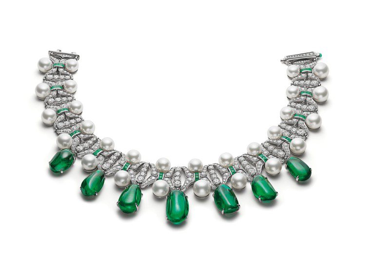 BVLGARI BAROCKO系列Emerald Star頂級祖母綠、珍珠與鑽石頸鍊，白K金鑲嵌7顆滾筒切割祖母綠共約145.75克拉、珍珠、buff-top凸圓形切割祖母綠、圓形明亮切割鑽石與密鑲鑽石。圖／寶格麗提供
