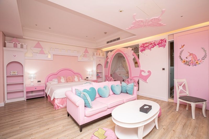 抓住櫻花季粉紅商機，義大皇家酒店推出親子主題套房。圖／飯店提供