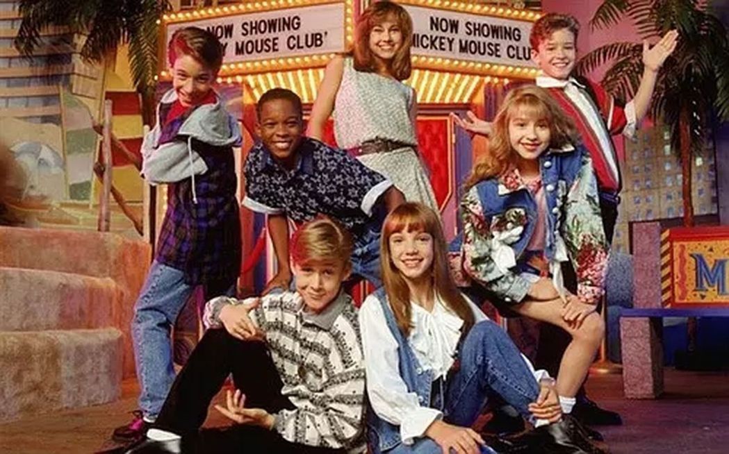 由迪士尼推出的選秀節目「米老鼠俱樂部」在90年代培育出無數童星：布蘭妮當時與萊恩...